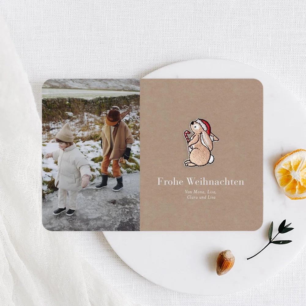 mit besticktem Aufkleber